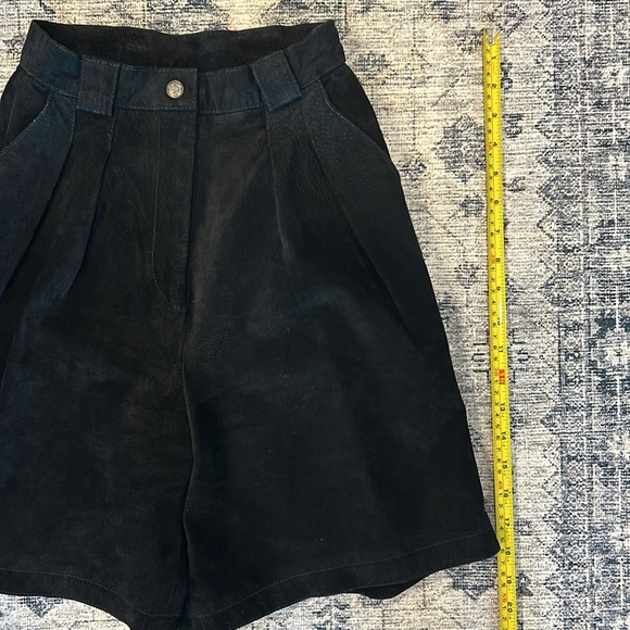 VINTAGE | 80’s GLOBAL IDENTITY | HIGH-WAISTED | LEATHER SHORTS | BLACK | SMALL - Picture 5 of 11